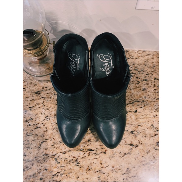 Selling Fergie heels - Picture 6 of 6